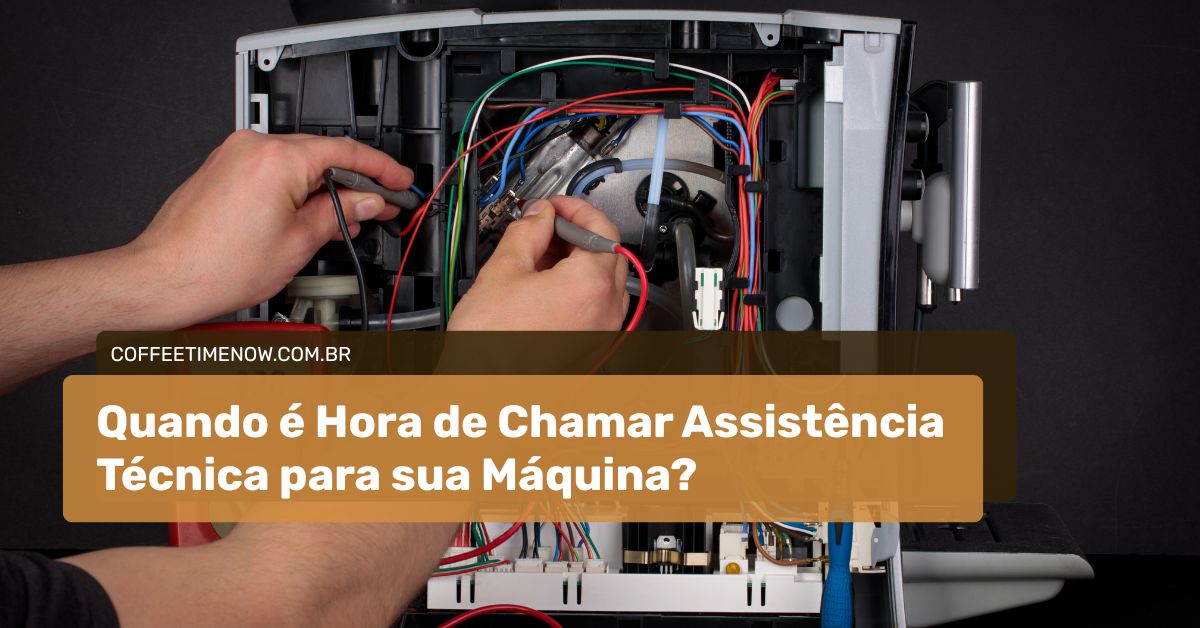 Técnico consertando uma máquina de café comercial